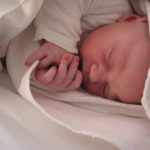 Poduszka do spania dla niemowlaka – jaką należy wybrać i o czym pamiętać?